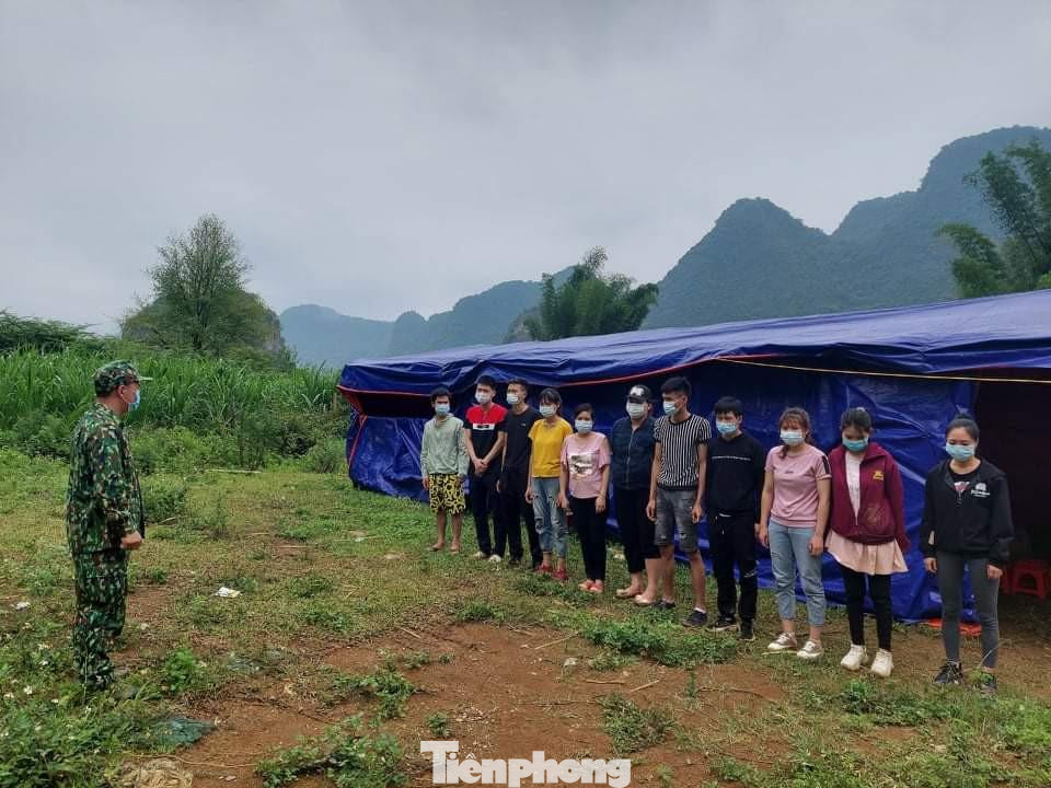 Trong ngày 23/5, đồn biên phòng Ngọc Côn liên tiếp ngăn chặn 2 vụ/29 công dân Việt Nam nhập cảnh trái phép .Ảnh: TL