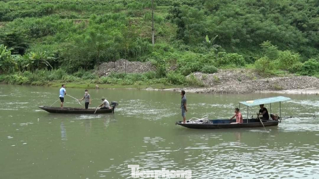 Sau nhiều nỗ lực tìm kiếm, lực lượng chức năng Cao Bằng đã tìm thấy thi thể hai cháu bé tử vong dưới suối. Ảnh: CB Sau nhiều nỗ lực tìm kiếm, lực lượng chức năng Cao Bằng đã tìm thấy thi thể hai cháu bé tử vong dưới suối. Ảnh: CB