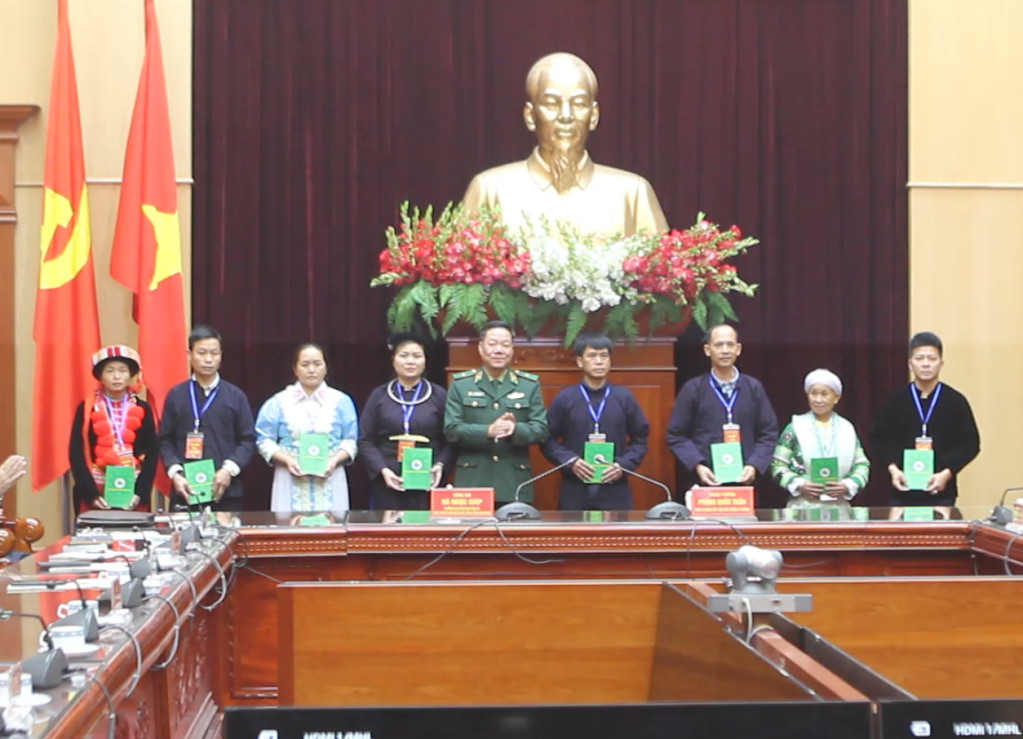 Lãnh đạo Bộ Tư lệnh BĐBP tặng quà cho đoàn đại biểu dân tộc thiểu số tỉnh Cao Bằng. Lãnh đạo Bộ Tư lệnh BĐBP tặng quà cho đoàn đại biểu dân tộc thiểu số tỉnh Cao Bằng.