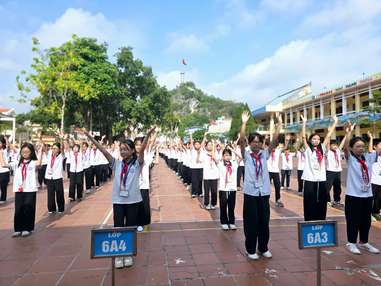 Trong không khí vui tươi, sôi nổi của đội viên và thiếu nhi toàn tỉnh thi đua lập thành tích chào mừng kỷ niệm 135 năm ngày sinh Chủ tịch Hồ Chí Minh và 84 năm ngày thành lập Đội TNTP Hồ Chí Minh, các em học sinh Trường THCS Vĩnh Trại (thành phố Lạng Sơn) tham gia đồng diễn sân trường. Ảnh: Duy Chiến