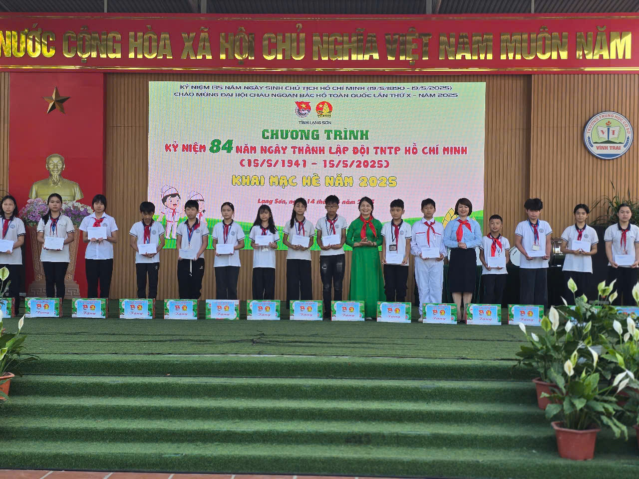 Trong những năm qua, Tỉnh Đoàn, Hội đồng Đội tỉnh Lạng Sơn cùng các cấp, các ngành, đoàn thể, gia đình luôn chung tay, phối hợp chăm lo, đầu tư đối với công tác phụ trách Đội, bảo vệ, chăm sóc, giáo dục thiếu niên, nhi đồng, tạo môi trường, điều kiện cho các em được vui chơi, học tập, giải trí và phát triển toàn diện. Nhân dịp này, Hội đồng Đội tỉnh và Hội Khuyến học Lạng Sơn đã trao 20 suất quà cho Đội viên có hoàn cảnh khó khăn vươn lên trong học tập.