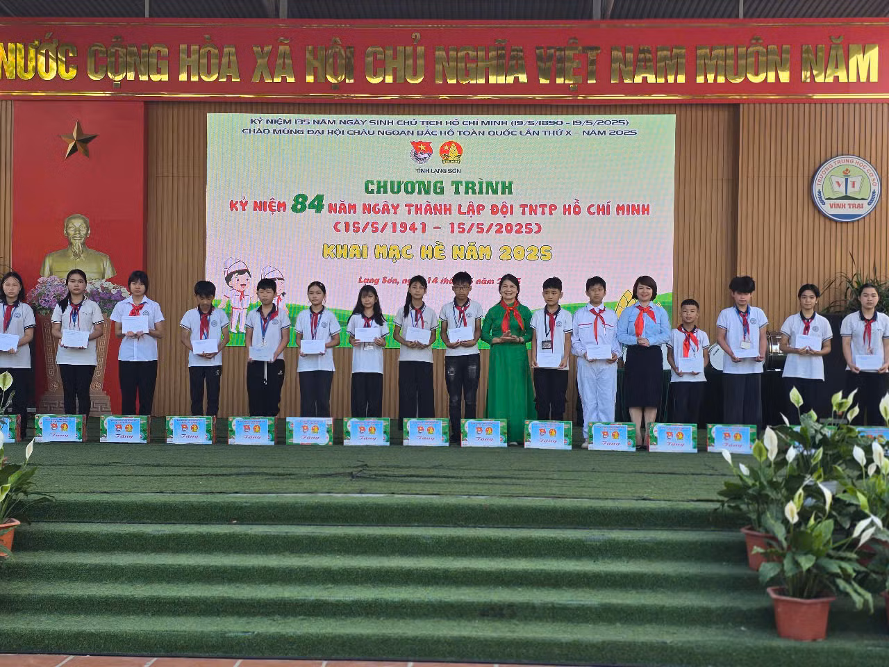Trong những năm qua, Tỉnh Đoàn, Hội đồng Đội tỉnh Lạng Sơn cùng các cấp, các ngành, đoàn thể, gia đình luôn chung tay, phối hợp chăm lo, đầu tư đối với công tác phụ trách Đội, bảo vệ, chăm sóc, giáo dục thiếu niên, nhi đồng, tạo môi trường, điều kiện cho các em được vui chơi, học tập, giải trí và phát triển toàn diện. Nhân dịp này, Hội đồng Đội tỉnh và Hội Khuyến học Lạng Sơn đã trao 20 suất quà cho Đội viên có hoàn cảnh khó khăn vươn lên trong học tập.