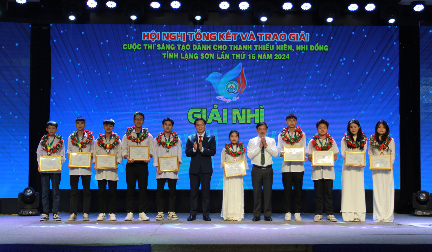 Các tập thể, cá nhân đoạt giải Nhì nhận thưởng của Ban tổ chức.