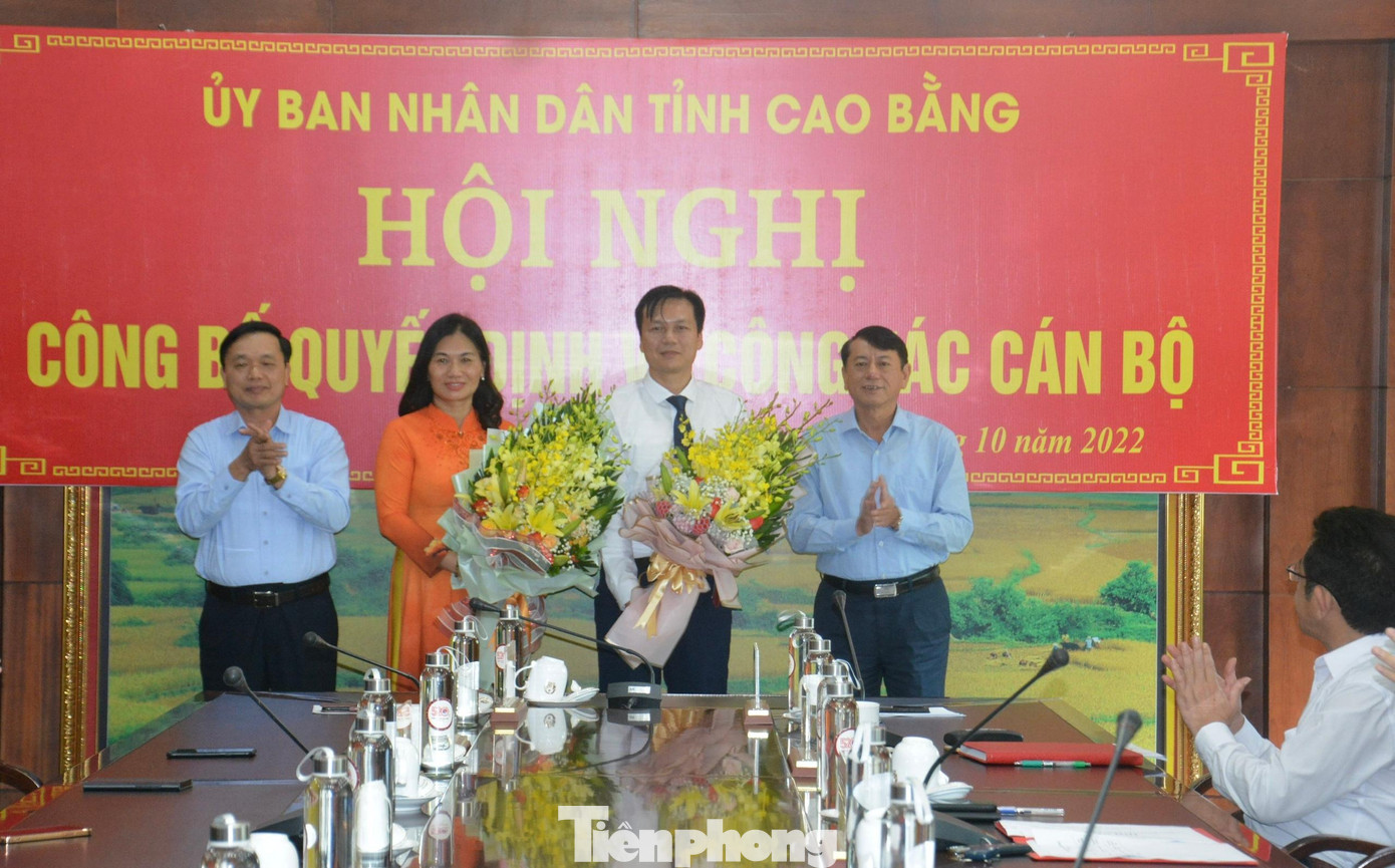Tân Phó Giám đốc Sở Tài chính và Kế hoạch- Đầu tư (giữa) nhận hoa chúc mừng của lãnh đạo tỉnh Cao Bằng -Ảnh: CB Tân Phó Giám đốc Sở Tài chính và Kế hoạch- Đầu tư (giữa) nhận hoa chúc mừng của lãnh đạo tỉnh Cao Bằng -Ảnh: CB