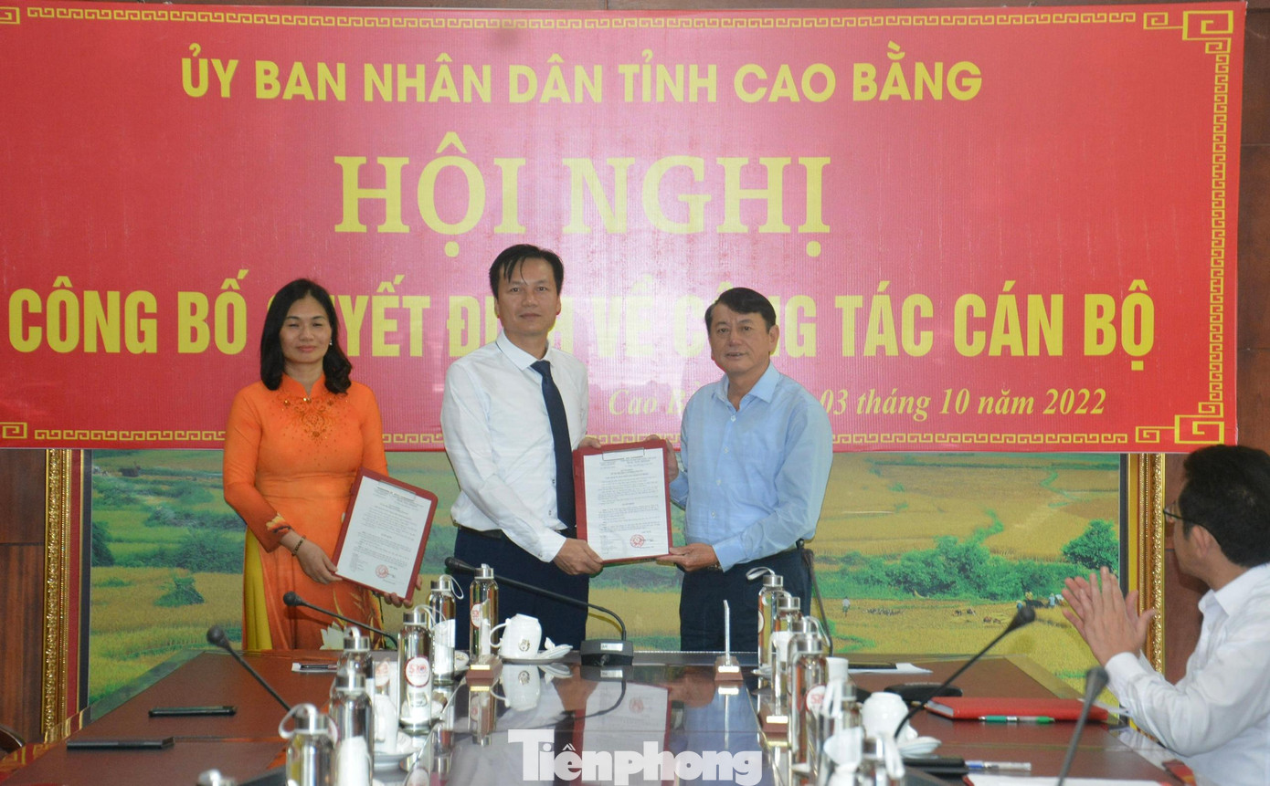 Ông Hoàng Xuân Ánh (ngoài cùng, bìa phải), Chủ tịch UBND tỉnh Cao Bằng trao Quyết định điều động, bổ nhiệm cho ông Nông Minh Thắng và bà Bế Thị Tú Hằng -Ảnh: CB Ông Hoàng Xuân Ánh (ngoài cùng, bìa phải), Chủ tịch UBND tỉnh Cao Bằng trao Quyết định điều động, bổ nhiệm cho ông Nông Minh Thắng và bà Bế Thị Tú Hằng -Ảnh: CB