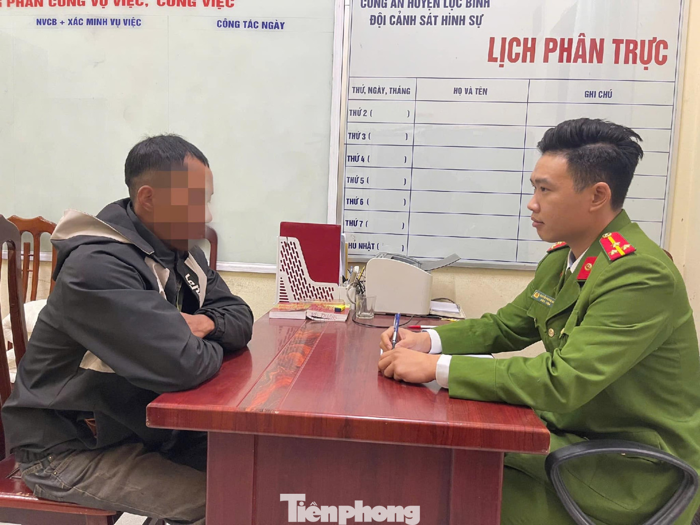 Đối tượng V (bìa trái) khai nhận hành vi tại cơ quan công an.