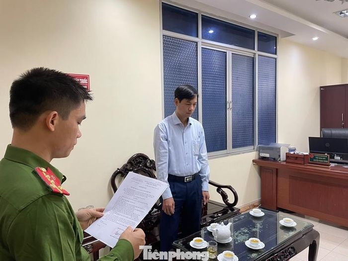 Ông Nguyễn Trọng Phùng (bìa phải) nghe lệnh bắt tạm giam, khởi tố bị can .Ảnh: CB