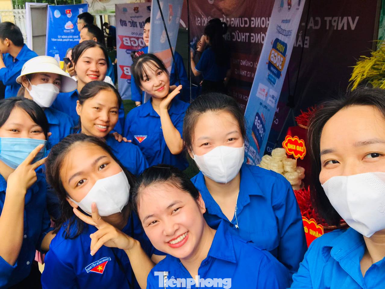 Thanh niên Chi Lăng tuyên truyền, quảng bá, tiêu thụ nông sản, được mọi người chú ý, ủng hộ. Ảnh: Duy Chiến Thanh niên Chi Lăng tuyên truyền, quảng bá, tiêu thụ nông sản, được mọi người chú ý, ủng hộ. Ảnh: Duy Chiến