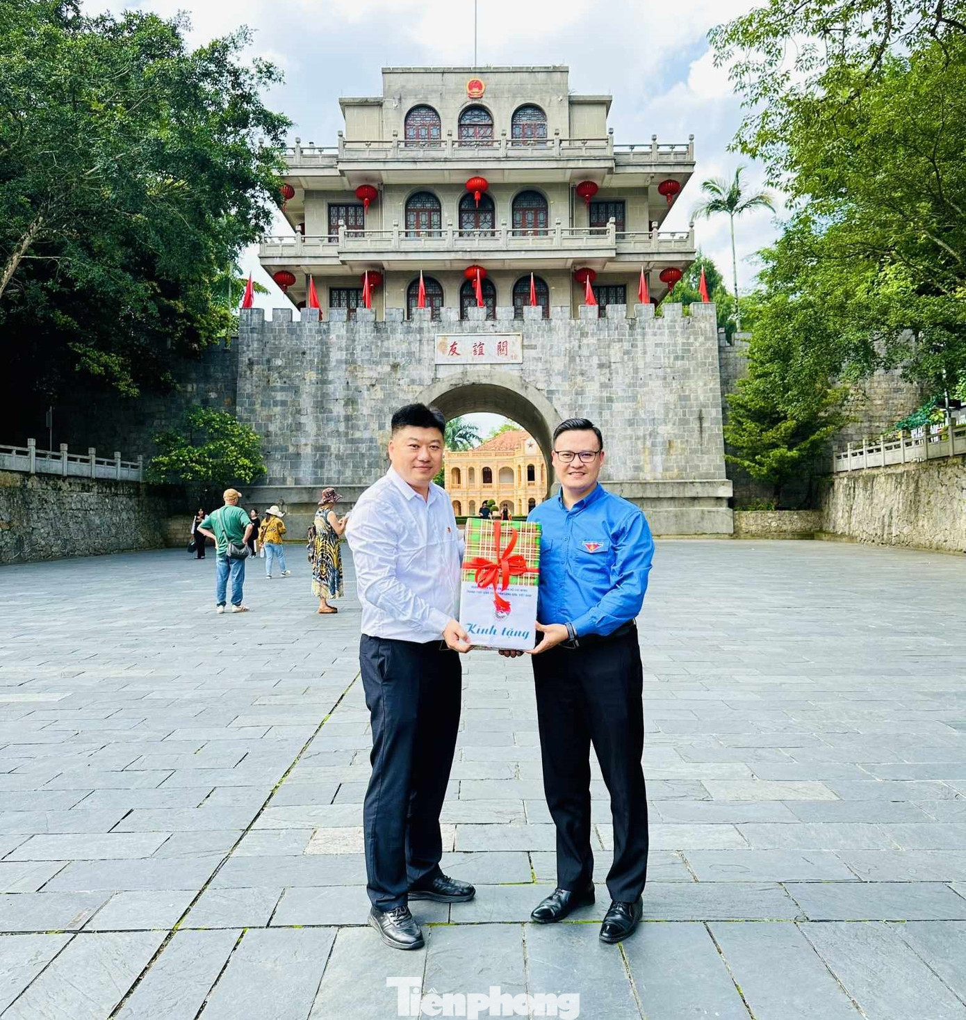 Đại diện tuổi trẻ 2 nước trao quà lưu niệm.