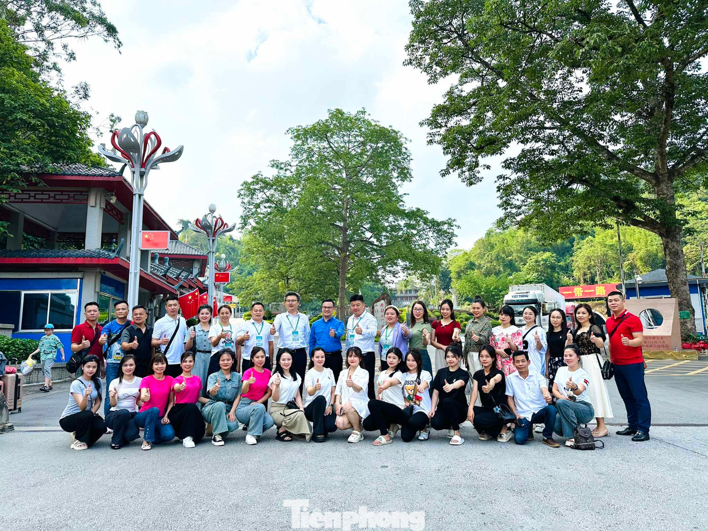 Đoàn thanh thiếu niên Lạng Sơn tại Km số 0- cửa khẩu quốc tế Hữu Nghị.