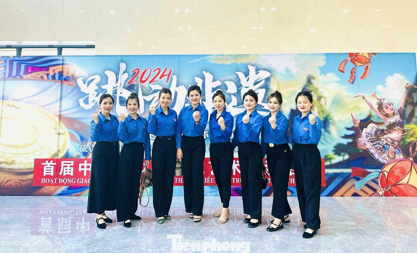 Đoàn thanh niên Lạng Sơn giao lưu với các bạn Trung Quốc.