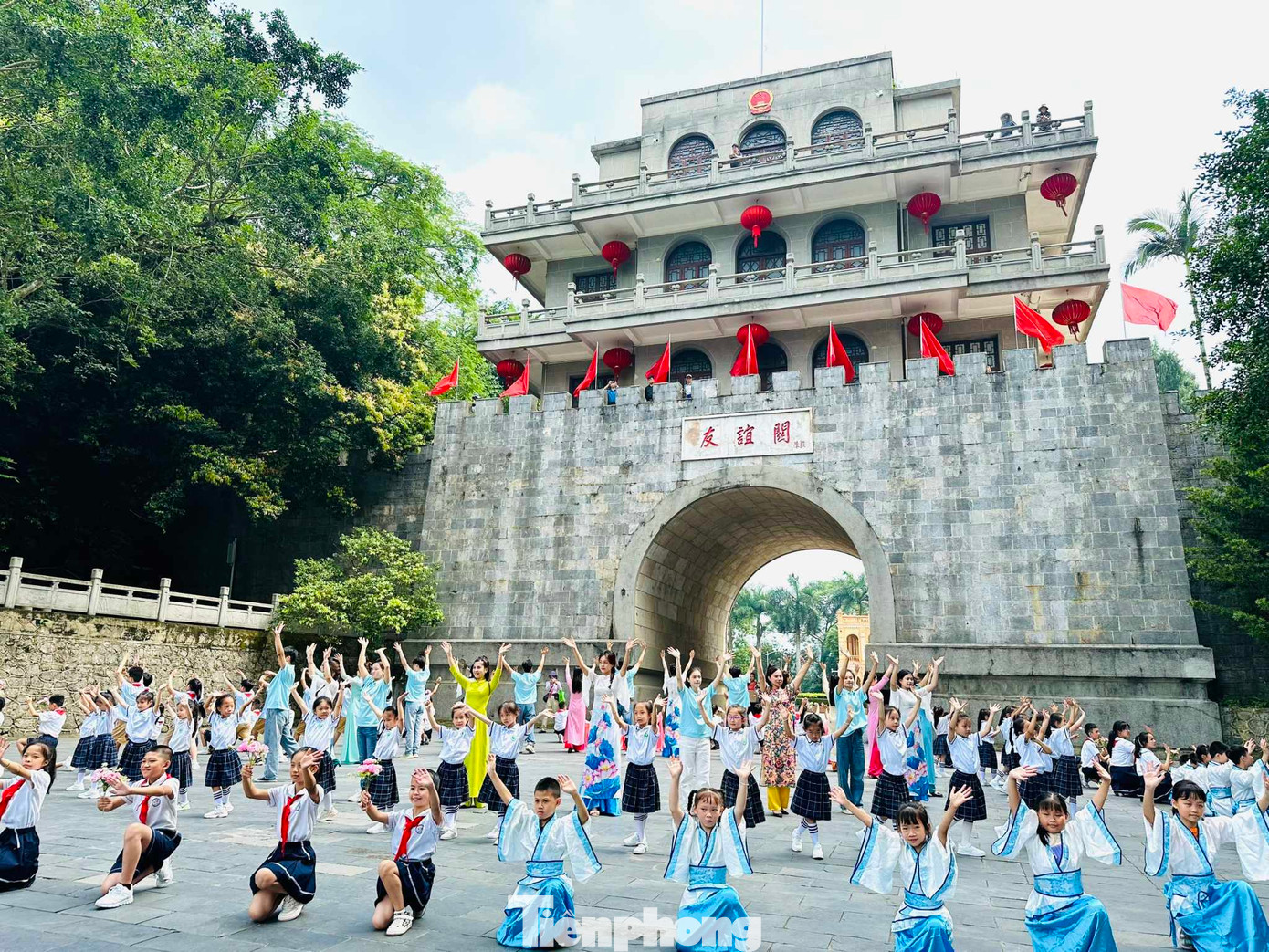 Giao lưu thanh thiếu nhi tại khu vực biên giới hai nước.