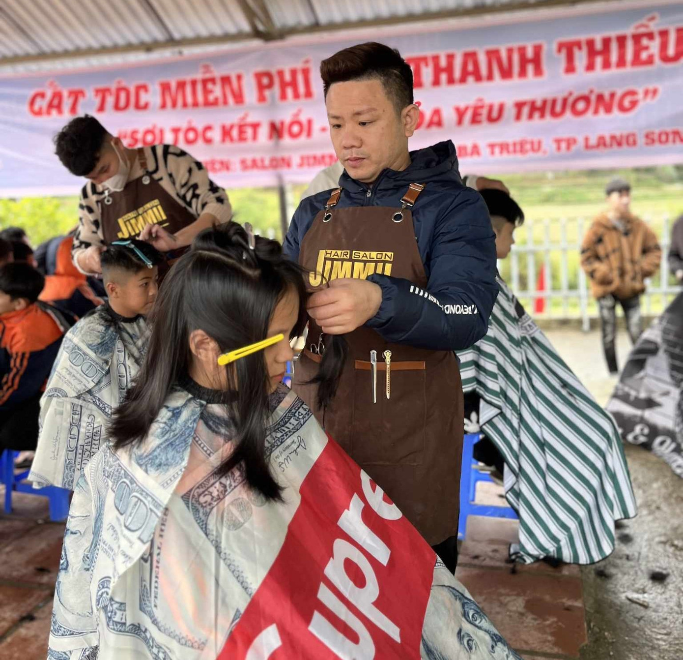 Cắt tóc miễn phí cho học sinh người dân tộc thiểu số xứ Lạng.