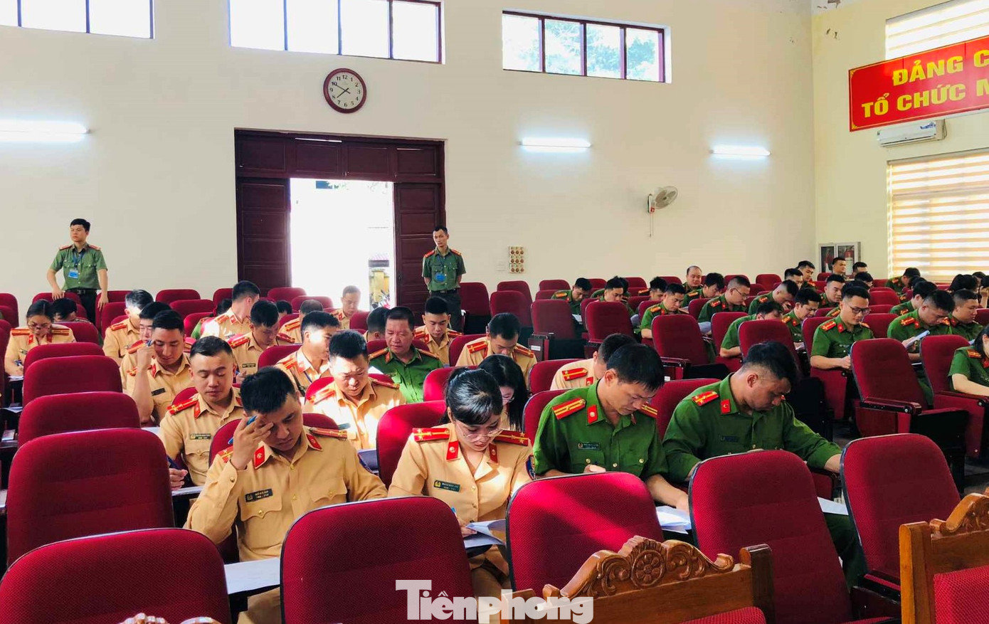 Các sĩ quan trẻ hào hứng tham gia hội thi. Các sĩ quan trẻ hào hứng tham gia hội thi.