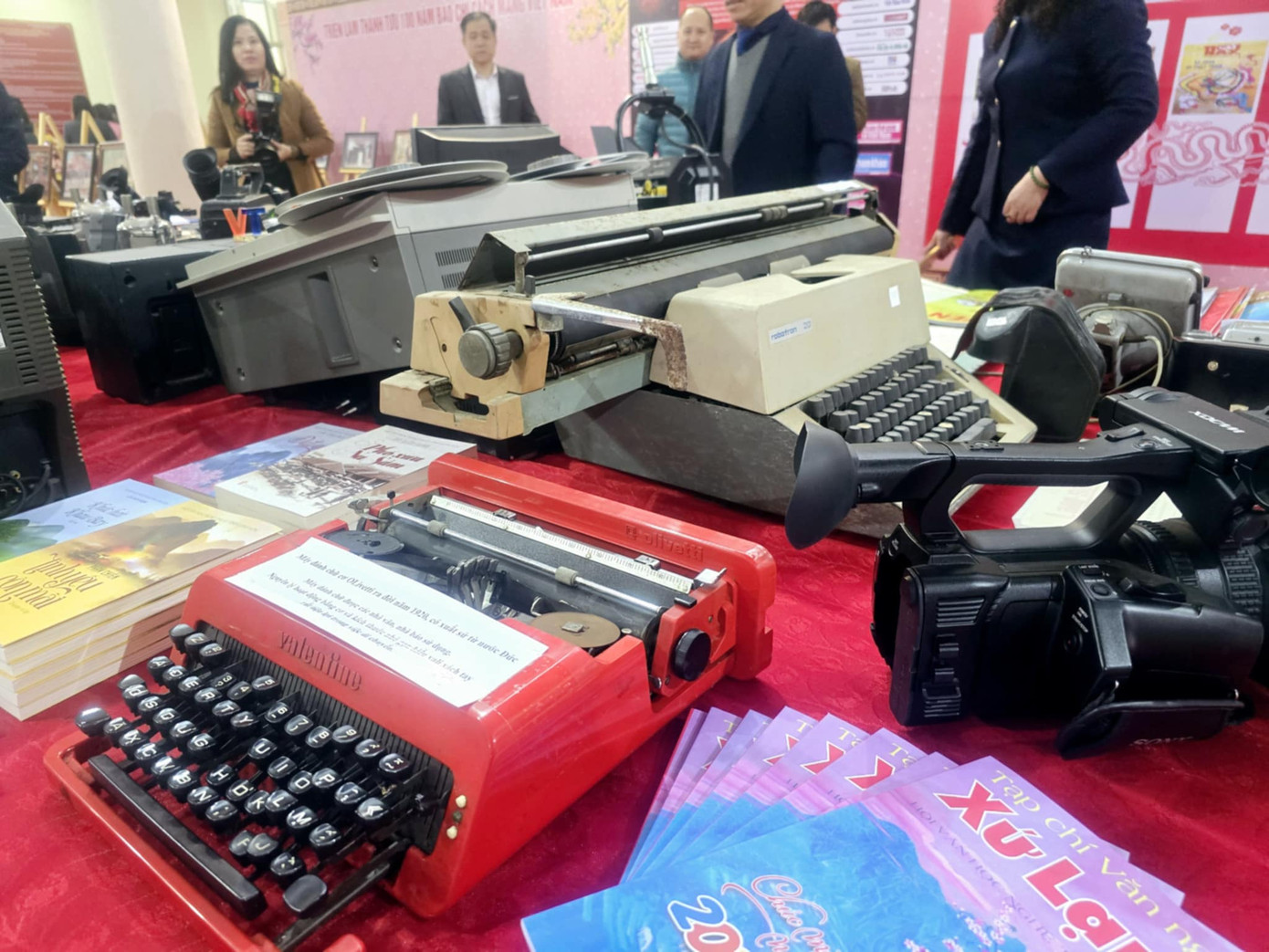 Nét mới, hội báo còn trưng bày thành tựu 100 năm Báo chí cách mạng Việt Nam, với nhiều tư liệu về lịch sử, quá trình phát triển báo chí cách mạng từ khi ra đời đến nay, các trang thiết bị làm báo, phát thanh truyền hình cổ xưa ấn tượng đến phương tiện chuyển đổi số báo chí hiện đại… Trong ảnh: Các thiết bị làm báo cổ xưa được trưng bày tại Hội báo xuân xứ Lạng.