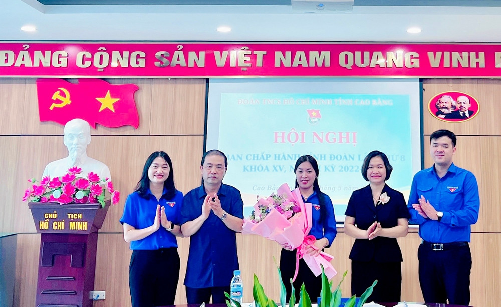 Lãnh đạo các ban Đảng và Tỉnh Đoàn Cao Bằng tặng hoa chúc mừng chị Nông Thị Nhung. Lãnh đạo các ban Đảng và Tỉnh Đoàn Cao Bằng tặng hoa chúc mừng chị Nông Thị Nhung.
