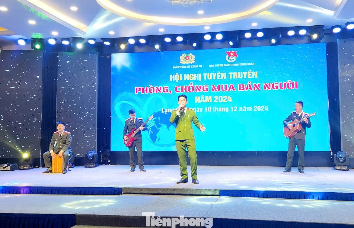 Các tiết mục văn nghệ giao lưu tuyên truyền phòng chống các tệ nạn xã hội với phương châm "lấy cái đẹp dẹp cái xấu". Các tiết mục văn nghệ giao lưu tuyên truyền phòng chống các tệ nạn xã hội với phương châm "lấy cái đẹp dẹp cái xấu".