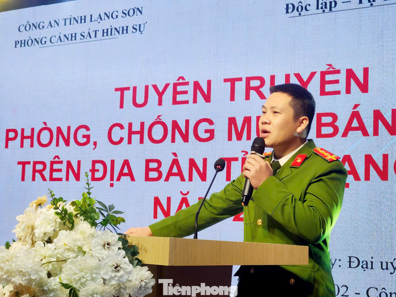 Đại diện phòng Cảnh sát hình sự Công an tỉnh Lạng Sơn truyền đạt công tác phòng chống mua bán người. Ảnh: Duy Chiến Đại diện phòng Cảnh sát hình sự Công an tỉnh Lạng Sơn truyền đạt công tác phòng chống mua bán người. Ảnh: Duy Chiến