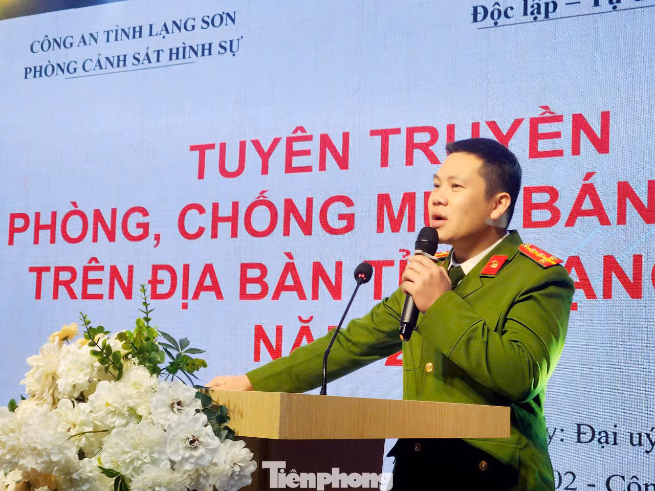 Đại diện phòng Cảnh sát hình sự Công an tỉnh Lạng Sơn truyền đạt công tác phòng chống mua bán người. Ảnh: Duy Chiến