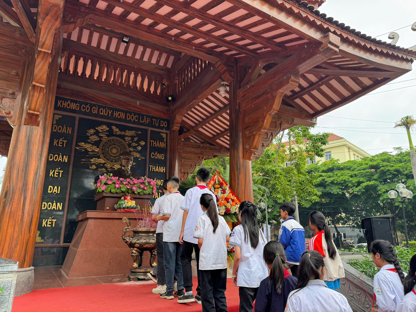 Chương trình tổ chức với mục đích đẩy mạnh phong trào toàn dân chăm sóc, giáo dục và bảo vệ trẻ em, tăng cường huy động các nguồn lực xã hội tiếp tục chung tay giúp đỡ về vật chất và tinh thần, cải thiện môi trường sống an toàn, thân thiện, lành mạnh để thực hiện đầy đủ quyền trẻ em, bảo đảm trẻ em được phát triển toàn diện; phòng ngừa, giảm thiểu các nguy cơ xâm hại trẻ em, tai nạn, thương tích trẻ em; ưu tiên nguồn lực để bảo đảm thực hiện quyền trẻ em và giải quyết các vấn đề về trẻ em. Ảnh: Duy Chiến.