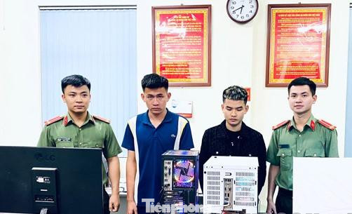 Hai đối tượng Thảo và Phong (giữa) tại cơ quan công an -Ảnh: H.T