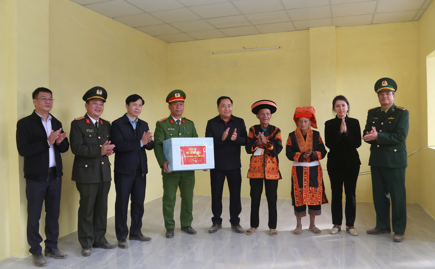 Đồng bào dân tộc Dao trên đỉnh núi Mẫu Sơn, huyện Lộc Bình phấn khởi được ở ngôi nhà mới khang trang và nhận quà của các cơ quan, đơn vị chức năng ổn định cuộc sống. Đồng bào dân tộc Dao trên đỉnh núi Mẫu Sơn, huyện Lộc Bình phấn khởi được ở ngôi nhà mới khang trang và nhận quà của các cơ quan, đơn vị chức năng ổn định cuộc sống.