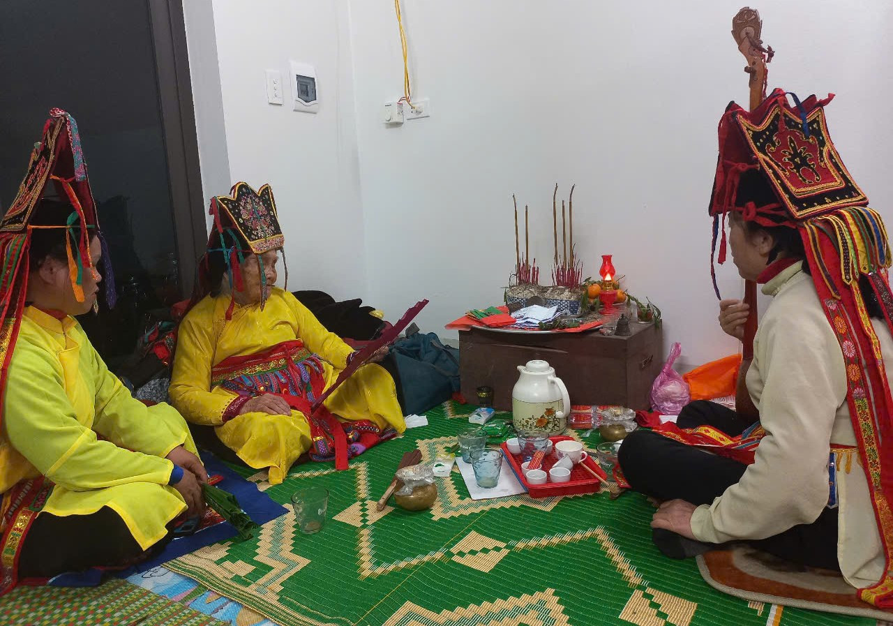 Nghệ nhân Nhân dân Mỗ Thị Kịt (giữa), năm nay 102 tuổi vẫn thực hành Then cùng các đệ tử ở huyện Bình Gia, tỉnh Lạng Sơn.