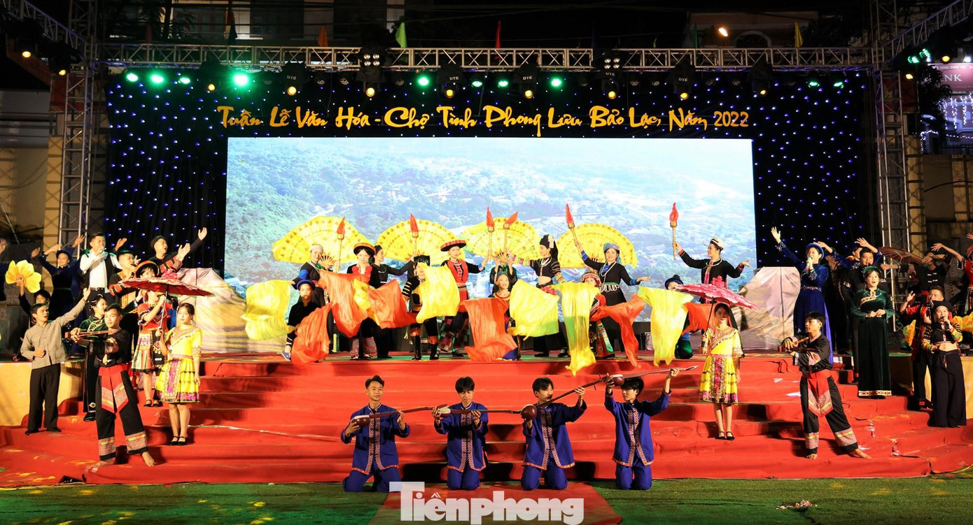 Chương trình văn nghệ tái hiện cuộc sống, sinh hoạt, lao động của đồng bào các dân tộc tỉnh Cao Bằng -Ảnh: TL