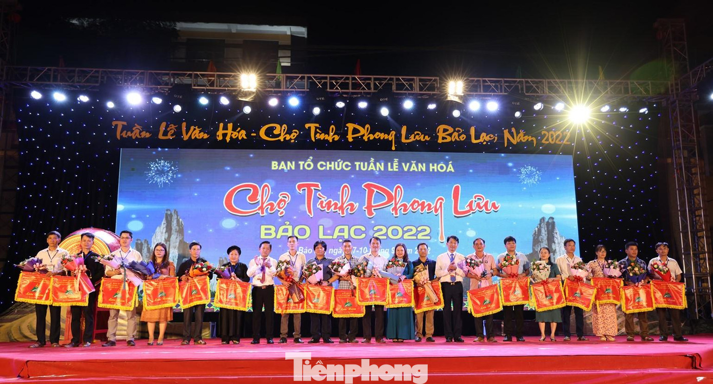 Trao cờ lưu niệm cho 19 đoàn tham dự Tuần lễ văn hóa- chợ tình Phong Lưu huyện Bảo Lạc 2022 -Ảnh: TL