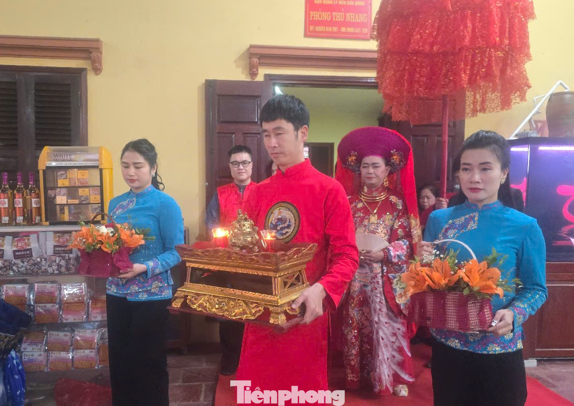 Nghi thức rước thanh đồng loan giá hầu đồng. Ảnh: Duy Chiến.