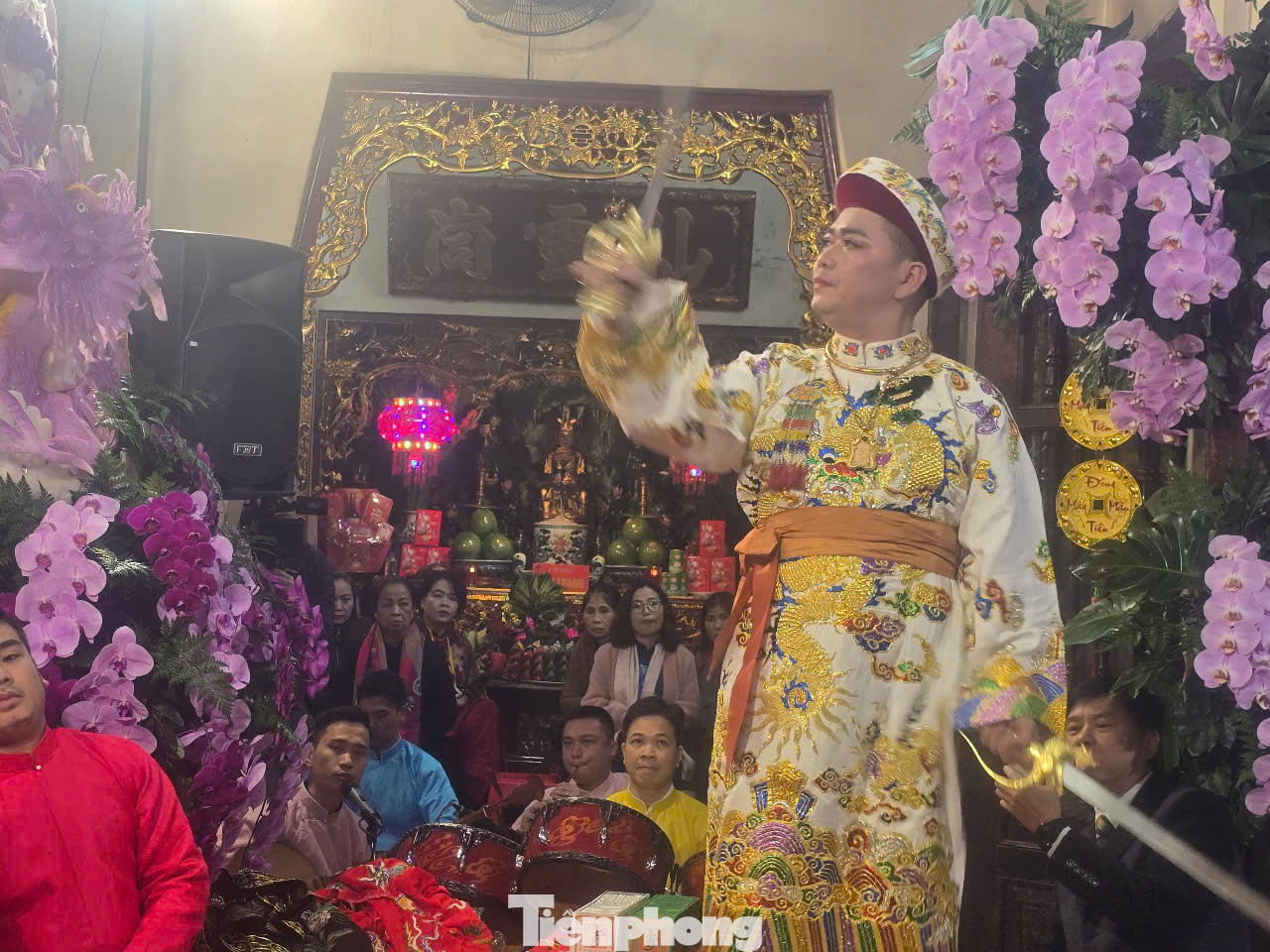 Thanh đồng Nguyễn Văn Quân là người thực hiện nghi lễ hầu đồng đầu tiên của liên hoan. Ông là người đã tham gia nhiều các hoạt động trong cộng đồng tín ngưỡng thờ Mẫu ở nhiều địa phương, góp phần không nhỏ vào việc hoằng dương cho tín ngưỡng. Ảnh: Duy Chiến.