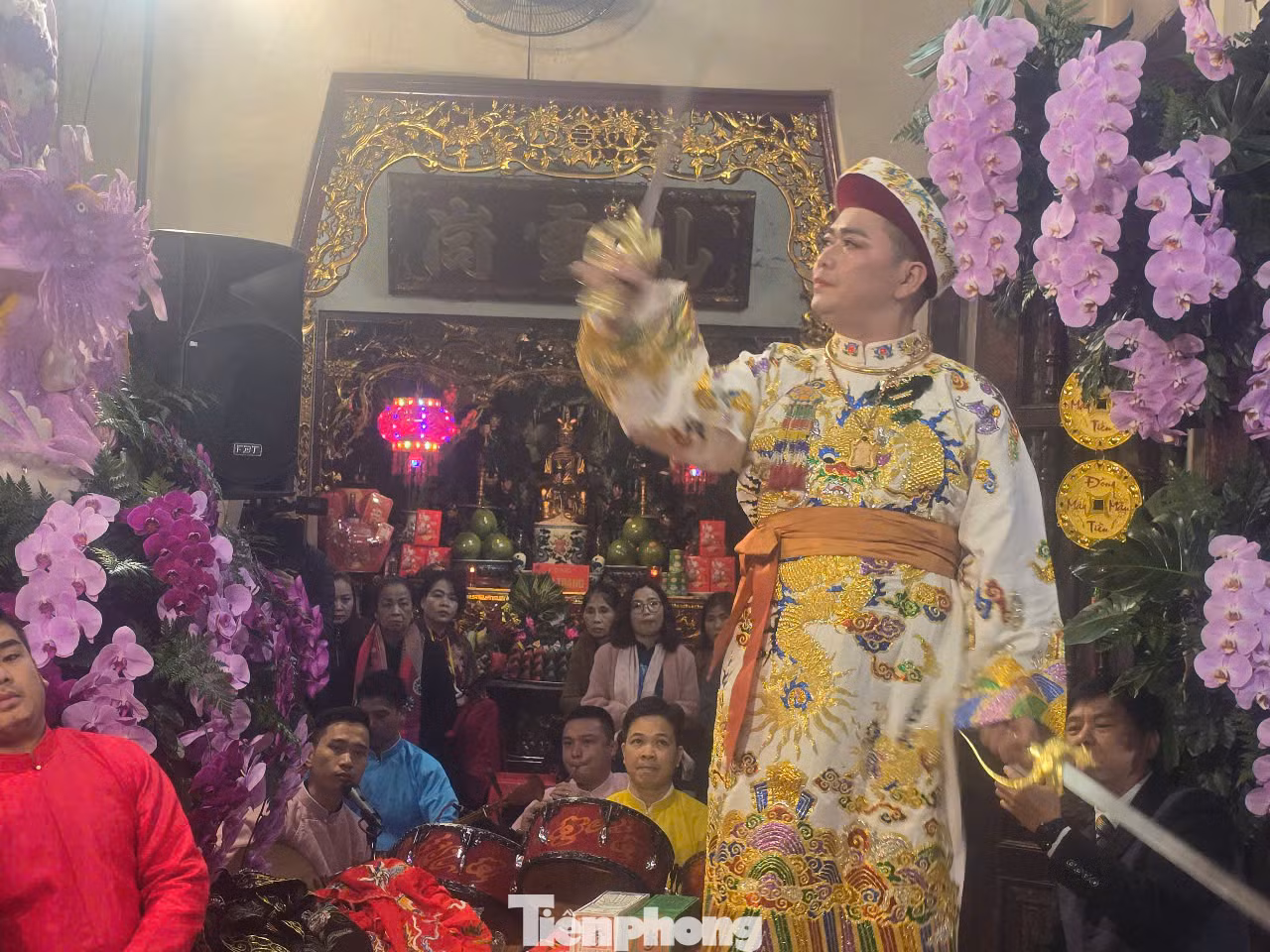 Thanh đồng Nguyễn Văn Quân là người thực hiện nghi lễ hầu đồng đầu tiên của liên hoan. Ông là người đã tham gia nhiều các hoạt động trong cộng đồng tín ngưỡng thờ Mẫu ở nhiều địa phương, góp phần không nhỏ vào việc hoằng dương cho tín ngưỡng. Ảnh: Duy Chiến. Thanh đồng Nguyễn Văn Quân là người thực hiện nghi lễ hầu đồng đầu tiên của liên hoan. Ông là người đã tham gia nhiều các hoạt động trong cộng đồng tín ngưỡng thờ Mẫu ở nhiều địa phương, góp phần không nhỏ vào việc hoằng dương cho tín ngưỡng. Ảnh: Duy Chiến.