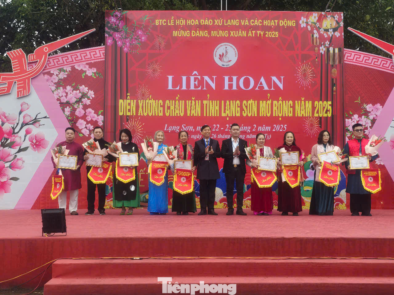 Các nghệ nhân tham gia trình diễn nghi lễ hầu đồng nhận hoa, cờ lưu niệm của ban tổ chức. Ảnh: Duy Chiến.