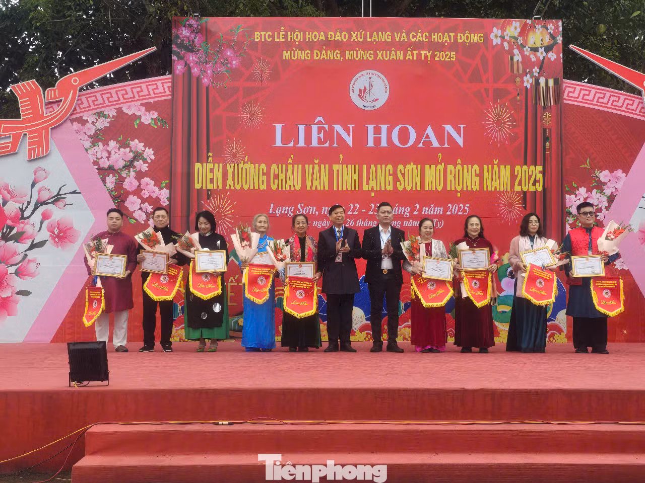 Các nghệ nhân tham gia trình diễn nghi lễ hầu đồng nhận hoa, cờ lưu niệm của ban tổ chức. Ảnh: Duy Chiến. Các nghệ nhân tham gia trình diễn nghi lễ hầu đồng nhận hoa, cờ lưu niệm của ban tổ chức. Ảnh: Duy Chiến.