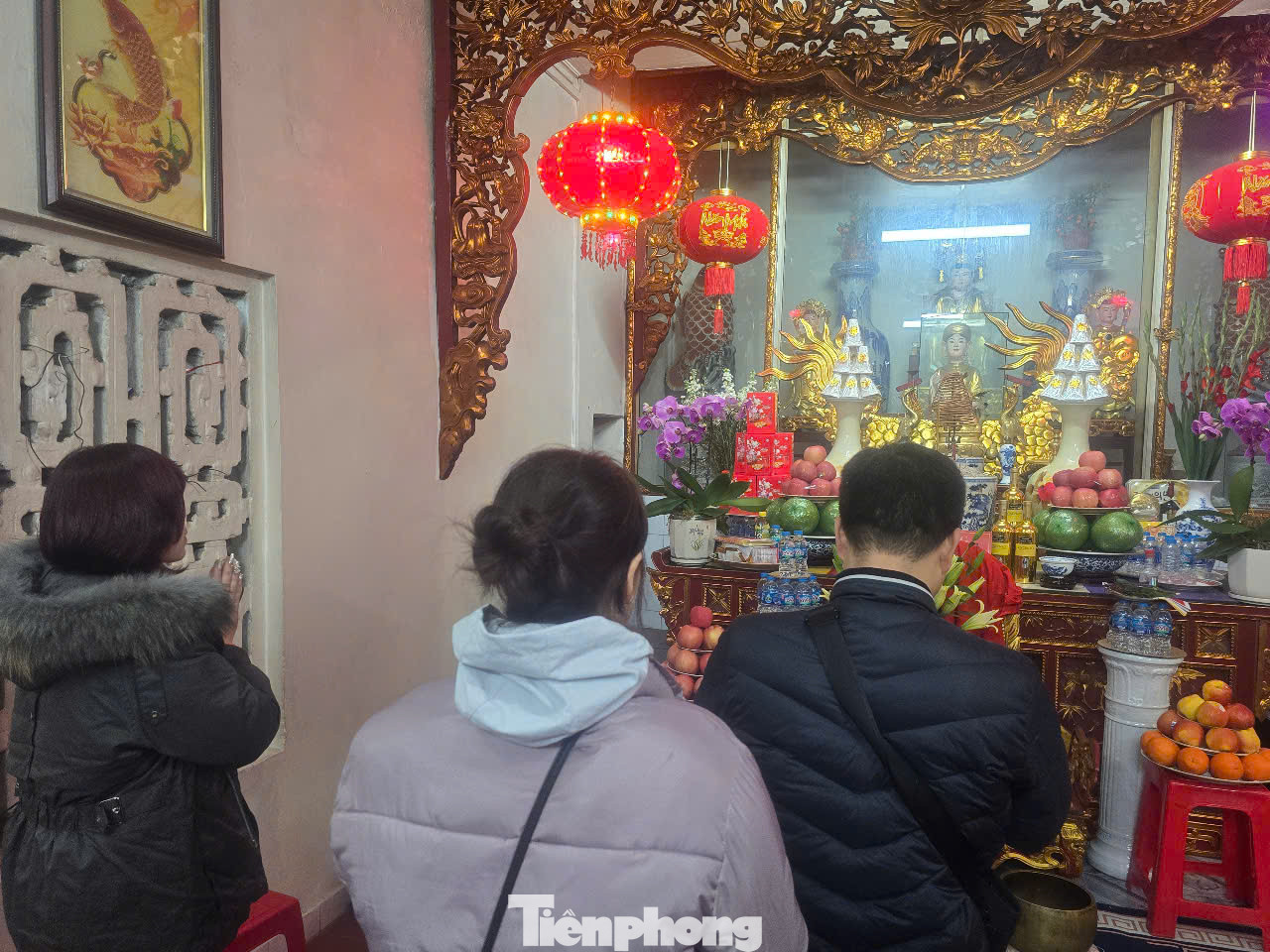 Nhân dịp liên hoan diễn xướng chầu văn tỉnh Lạng Sơn xuân Ất Tỵ 2025, nhiều gia đình mang lễ cầu mong một năm hanh thông, thuận lợi ở đền Cửa Đông. Ảnh: Duy Chiến.