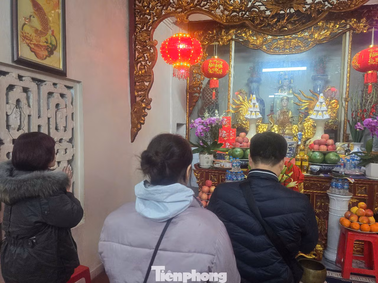 Nhân dịp liên hoan diễn xướng chầu văn tỉnh Lạng Sơn xuân Ất Tỵ 2025, nhiều gia đình mang lễ cầu mong một năm hanh thông, thuận lợi ở đền Cửa Đông. Ảnh: Duy Chiến. Nhân dịp liên hoan diễn xướng chầu văn tỉnh Lạng Sơn xuân Ất Tỵ 2025, nhiều gia đình mang lễ cầu mong một năm hanh thông, thuận lợi ở đền Cửa Đông. Ảnh: Duy Chiến.