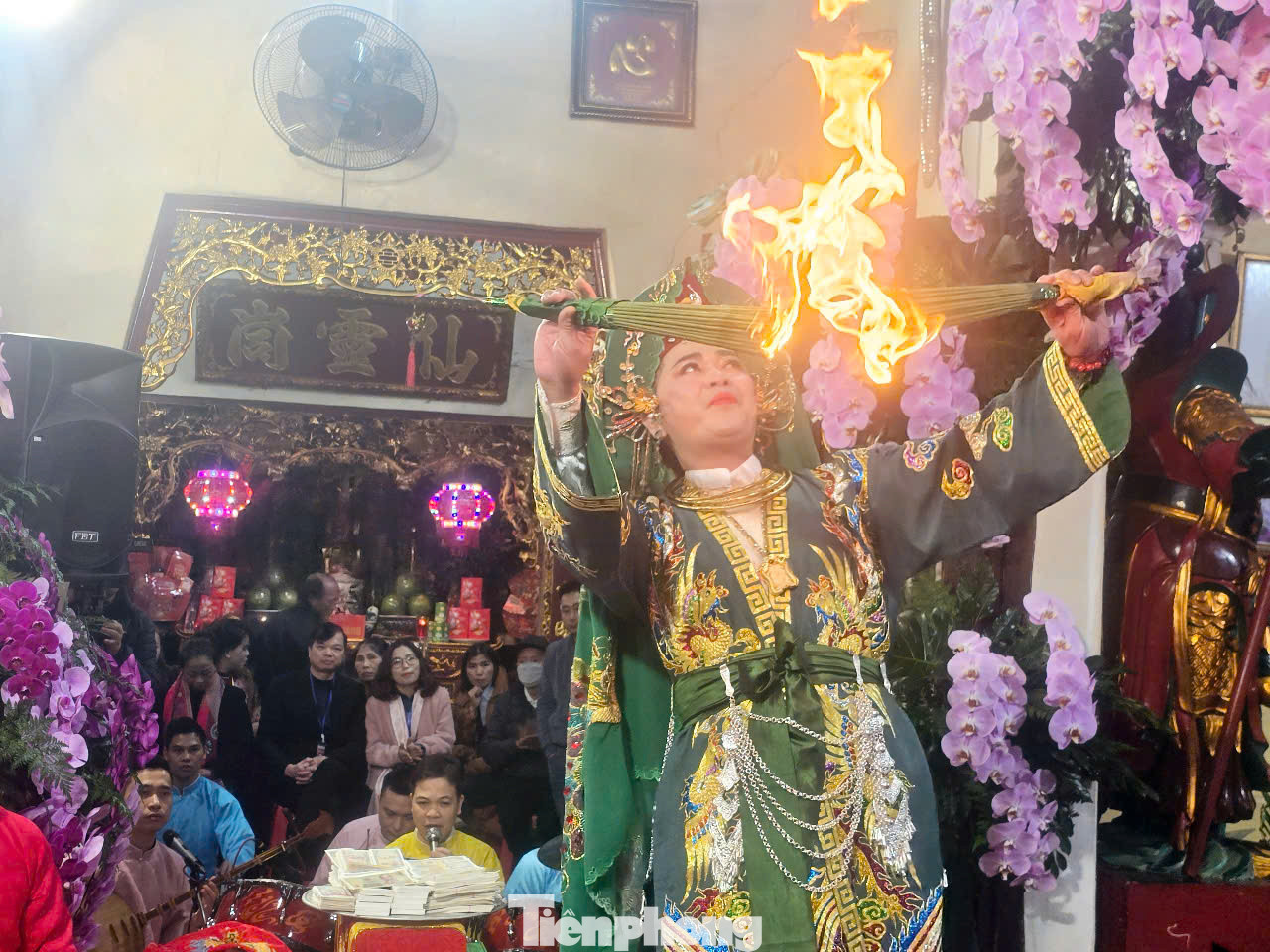 Các giá hầu đồng mang lại sự ấm áp đầu xuân. Ảnh: Duy Chiến.