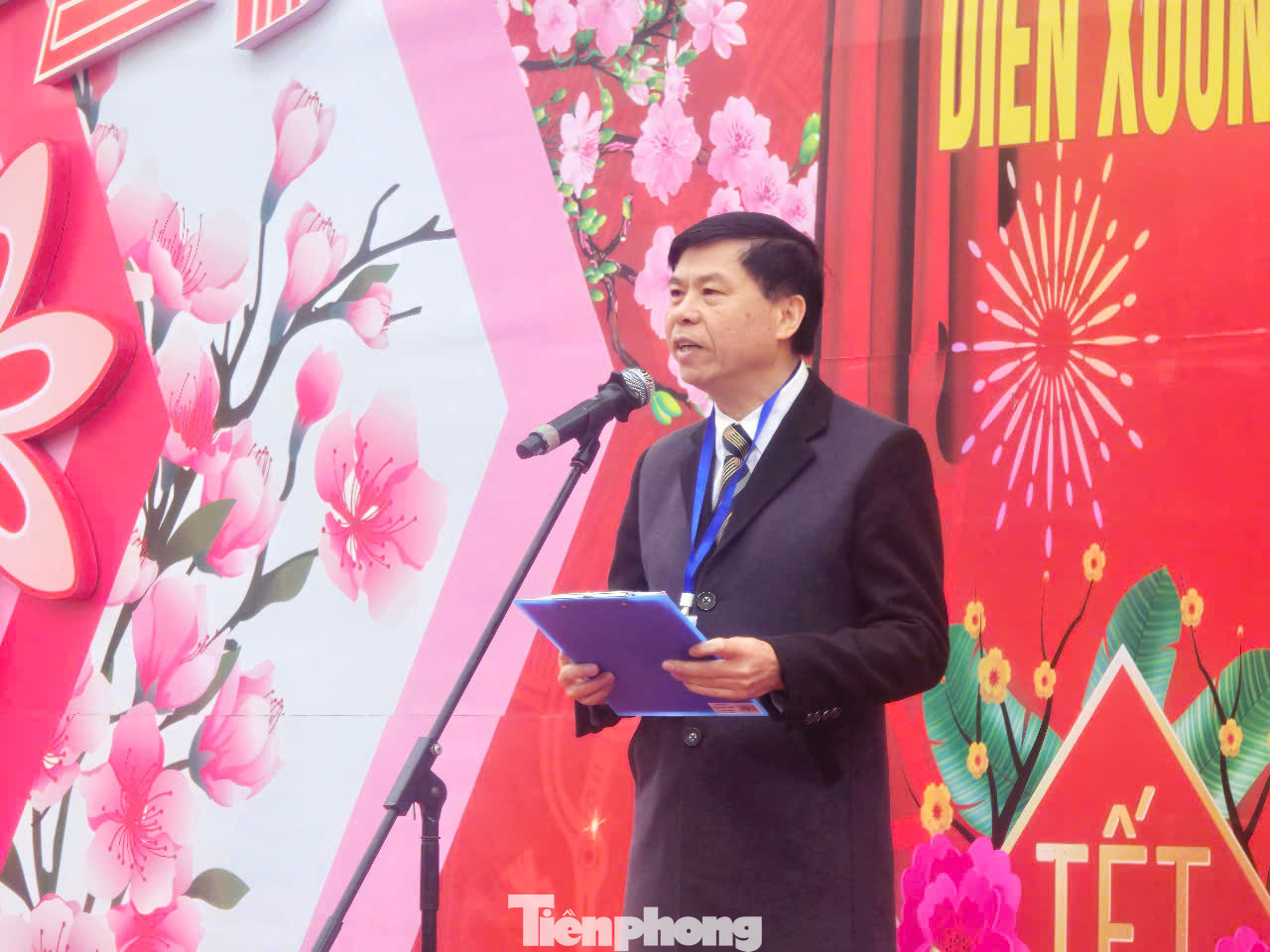 Ông Phan Văn Hòa, Phó Giám đốc Sở Văn hóa - Thể thao và Du lịch tỉnh Lạng Sơn phát biểu khai mạc Liên hoan. Ảnh: Duy Chiến.