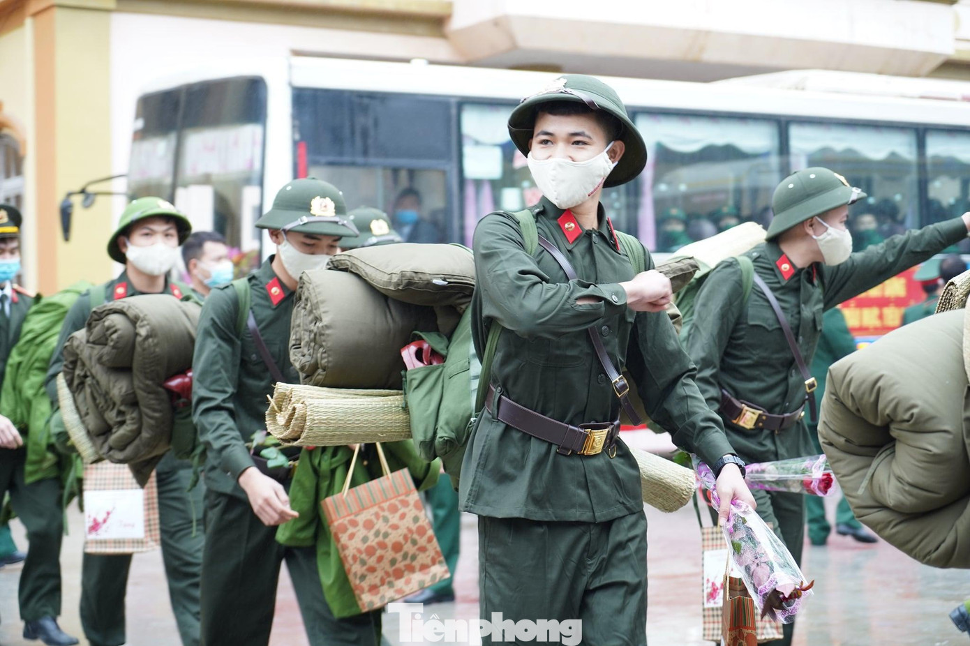 Hành trang trên vai, các tân binh huyện Văn Lãng phấn khởi lên đường nhập ngũ -Ảnh: TL