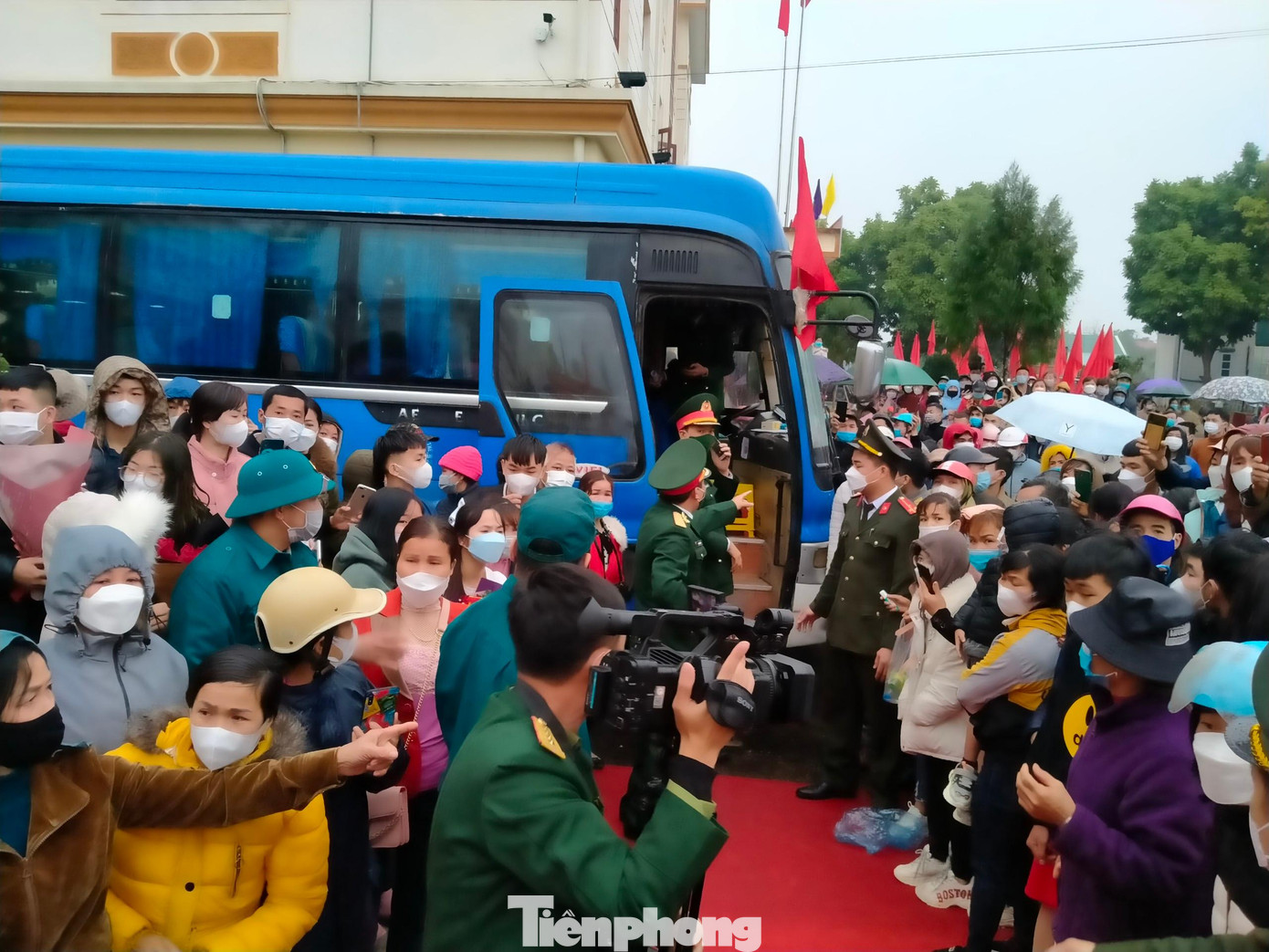 Lưu luyến tiễn thanh niên xứ Lạng tòng quân -Ảnh: D. Nguyên