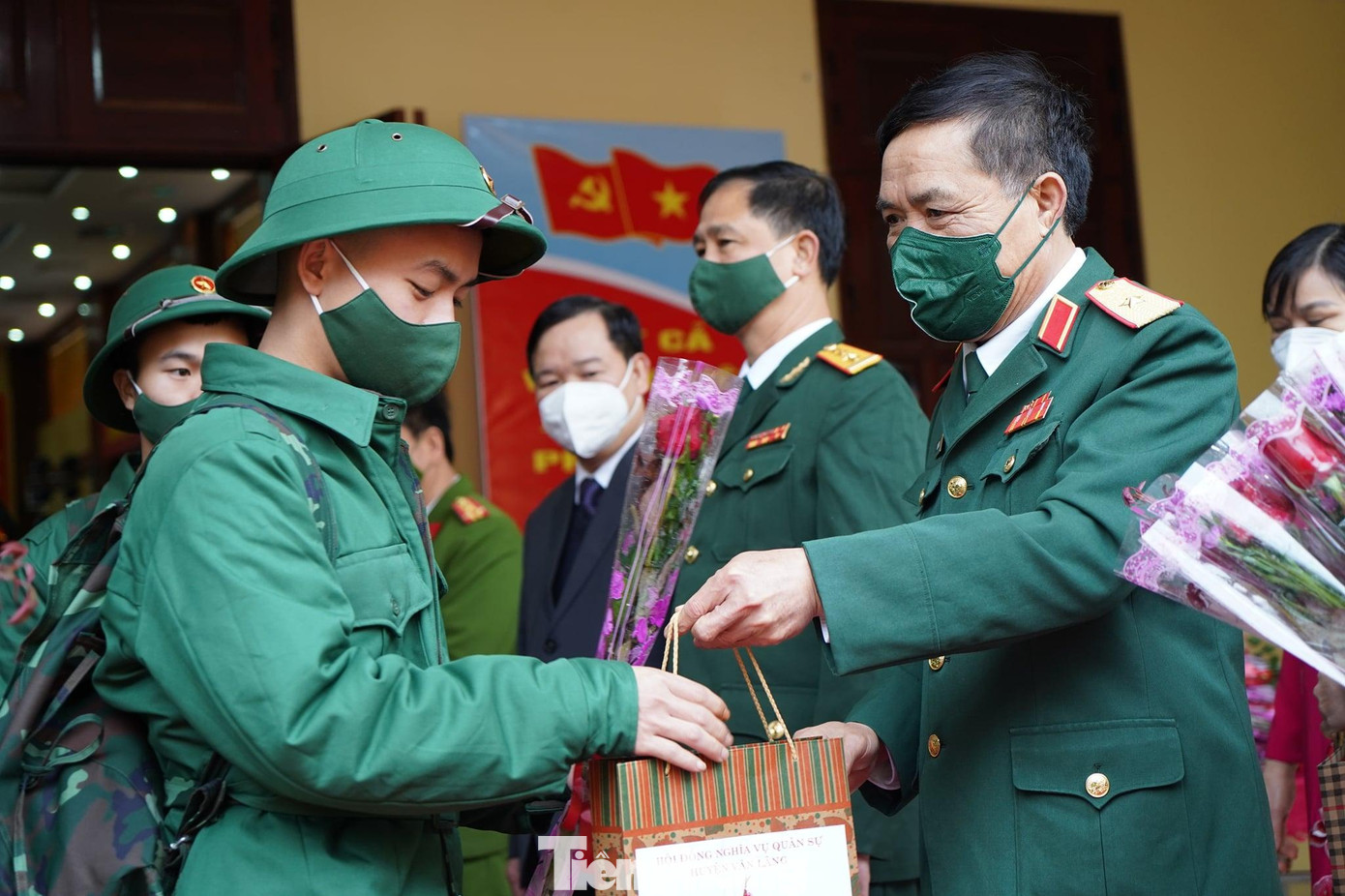 Tặng quà động viên tân binh lên đường lập công -Ảnh: TL