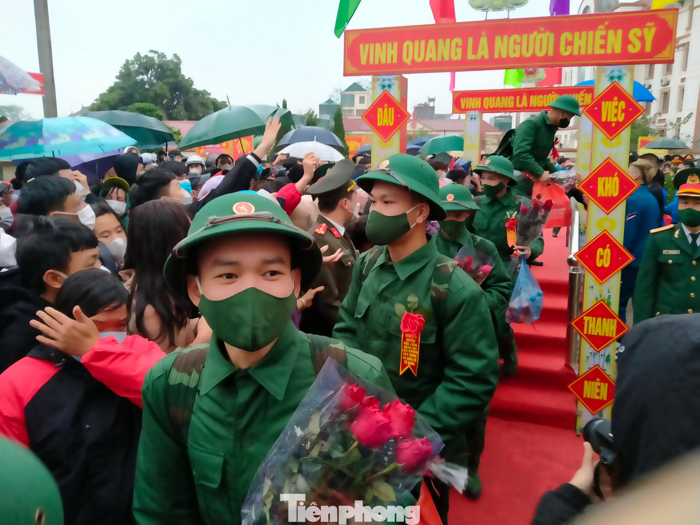 Nhiều chiến sỹ tuổi 18, 19 ở huyện Hữu Lũng (Lạng Sơn) làm đơn xung phong gia nhập Quân đội -Ảnh: D. Nguyên