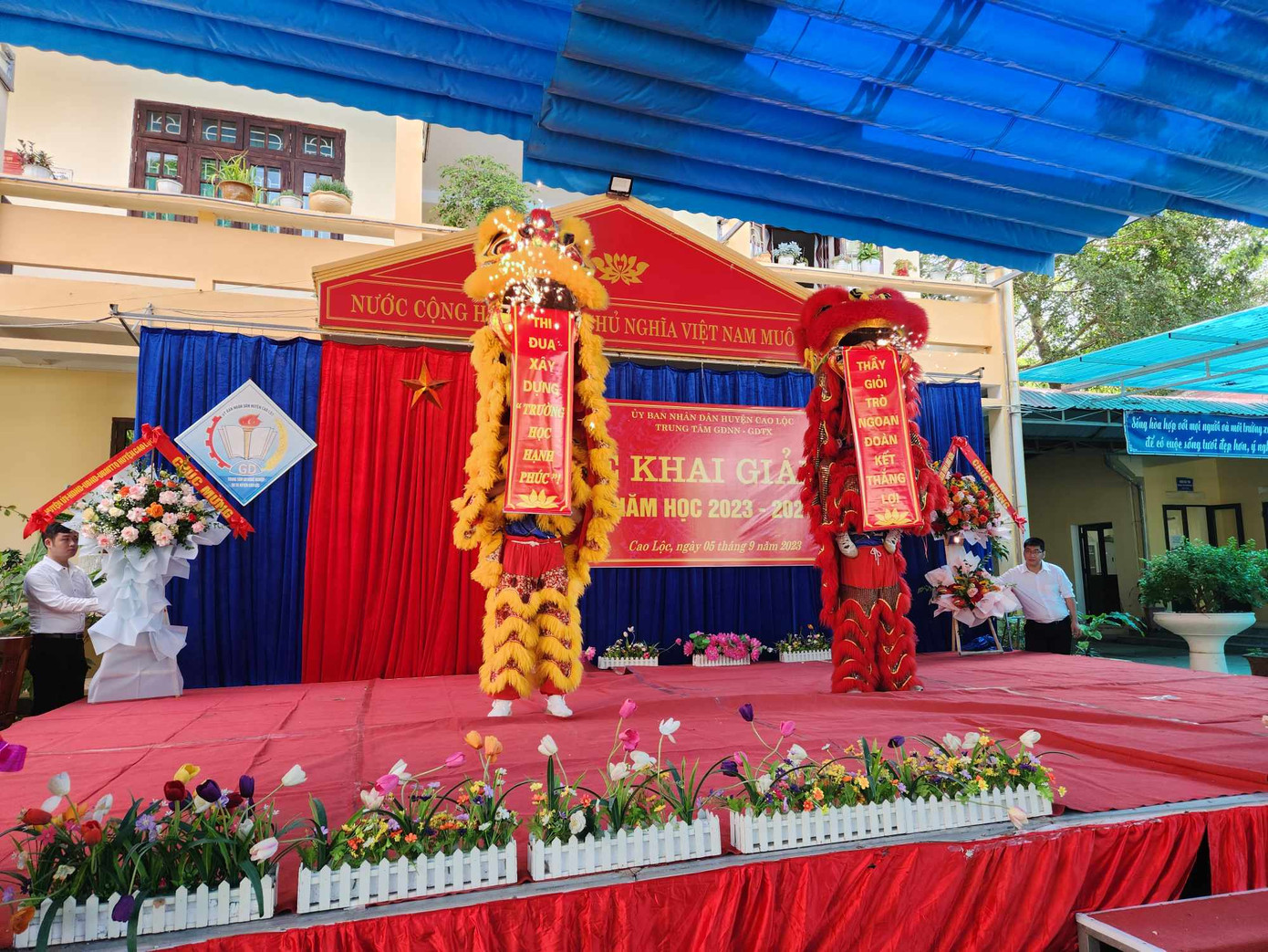 Không khí náo nhiệt mừng ngày tựu trường ở huyện miền núi Cao Lộc. Ảnh: Duy Chiến