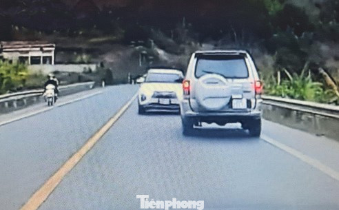 Hình ảnh xe ô tô lấn làn làm dư luận bất bình trên mạng xã hội (ảnh trích từ video)