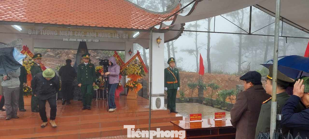 Rất đông cán bộ, đồng bào các dân tộc xứ Lạng thắp nhang các Anh hùng liệt sỹ. Ảnh: Duy Chiến Rất đông cán bộ, đồng bào các dân tộc xứ Lạng thắp nhang các Anh hùng liệt sỹ. Ảnh: Duy Chiến