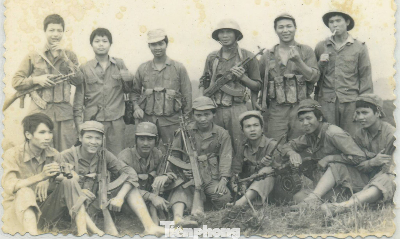 Hình ảnh cán bộ, chiến sỹ trên chốt tiền tiêu 820 năm 1984, trong số này có những người đã ngã xuống, không trở về (ảnh tư liệu của Đại tá- nhà văn Đặng Vương Hưng- người ngoài cùng bên trái hàng đầu) Hình ảnh cán bộ, chiến sỹ trên chốt tiền tiêu 820 năm 1984, trong số này có những người đã ngã xuống, không trở về (ảnh tư liệu của Đại tá- nhà văn Đặng Vương Hưng- người ngoài cùng bên trái hàng đầu)