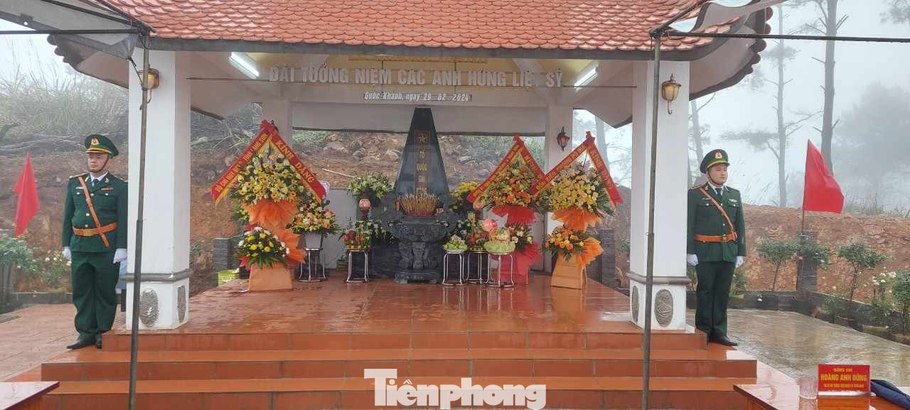 Buổi lễ khánh thành Nhà bia tưởng niệm các Anh hùng liệt sỹ trên điểm cao 820 được tổ chức trang trọng. Ảnh: Duy Chiến Buổi lễ khánh thành Nhà bia tưởng niệm các Anh hùng liệt sỹ trên điểm cao 820 được tổ chức trang trọng. Ảnh: Duy Chiến