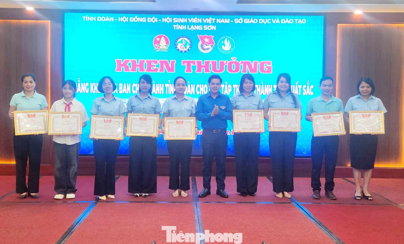 Nhiều tập thể có thành tích xuất sắc trong công tác Đội nhận Bằng khen.