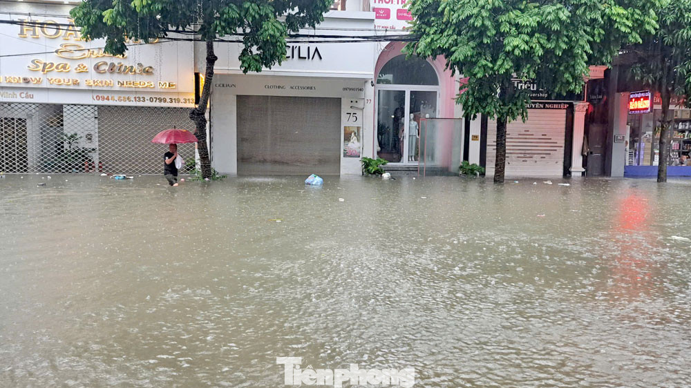 Nhiều phố phường "biến thành sông".