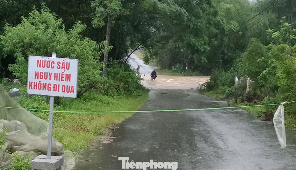 Nhiều đoạn qua đập tràn rất nguy hiểm.